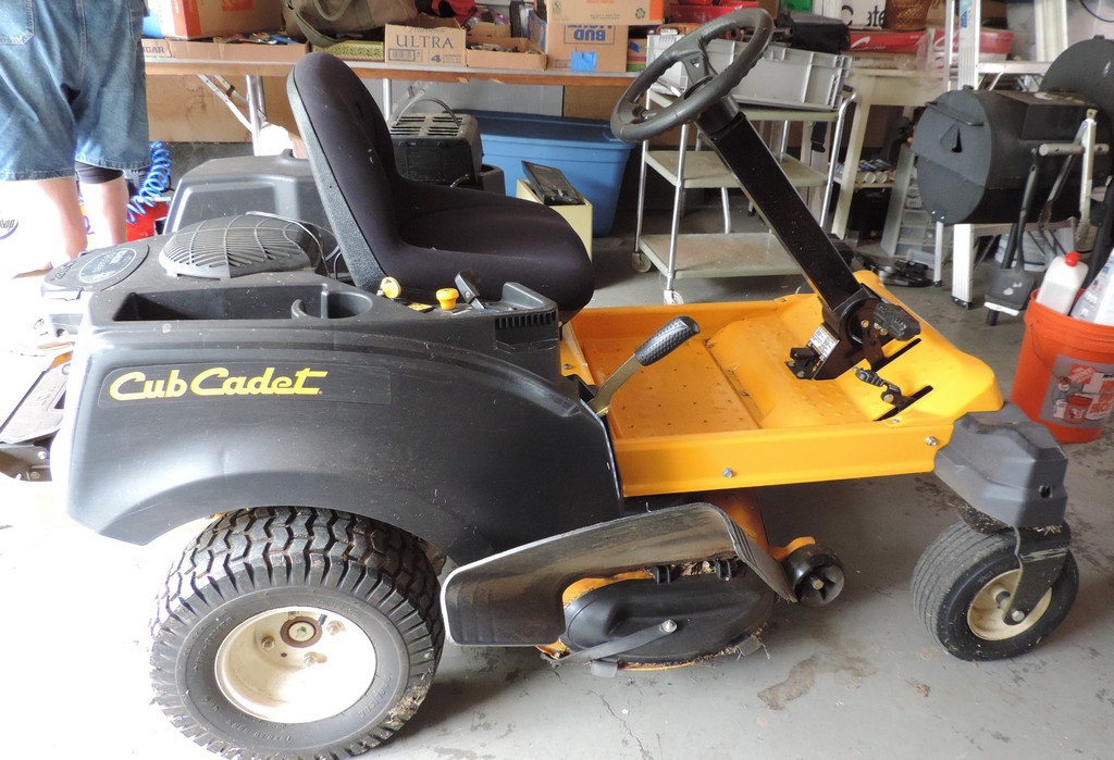 Small cub discount cadet zero turn