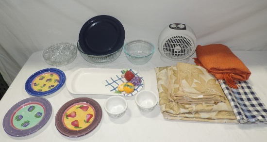 Tray Lot Kitchen Linens, Glass Mixing Bowls And Corral Desert Bowls