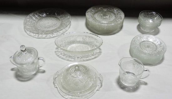 VINTAGE SET OF SANDWICH GLASS TYPE DINNER SERVICE