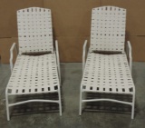 PAIR OF CREAM COLORED ALUMINUM PATIO LOUNGE CHAIRS