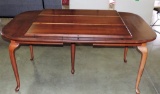 Mahogany Queen Anne Style Dinning Table With Leaves.