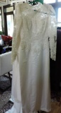 Stunning Wedding Gown Size 6 with Detatchable Full Train