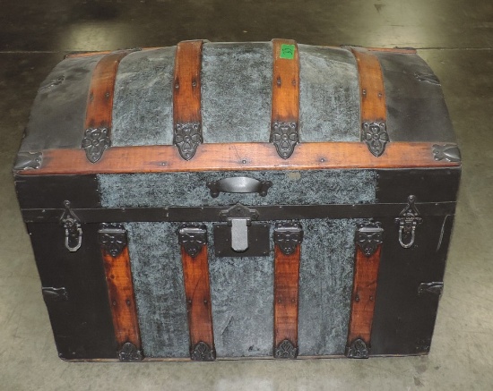 Dome Top Antique Trunk With Interior Tray