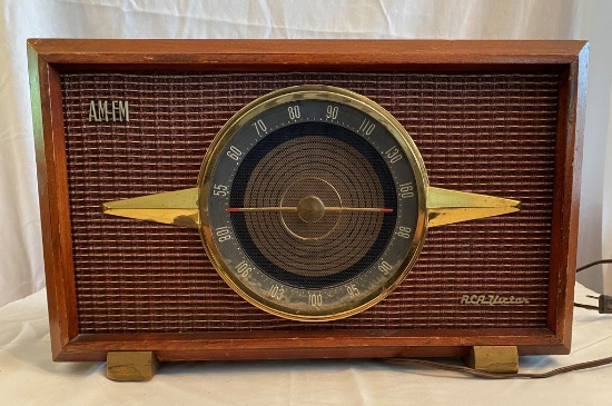 RCA Victor AM/FM Radio in a Wooden Cabinet