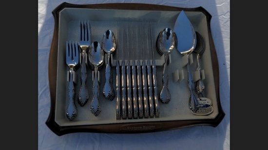 Vintage Oneida Silversmiths Service for 8