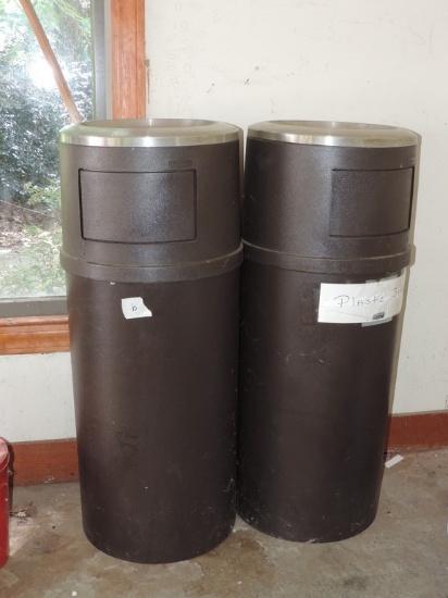 2 Rubbermaid Trash Cans With Ashtray Tops