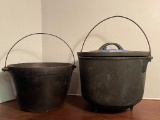 #8 Cast Iron Three-Legged Pot with Handle and Lid and Flat-Bottom Pot