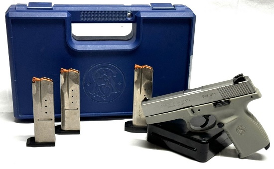 Smith & Wesson Model SW40V 40 Cal Semi Automatic Pistol
