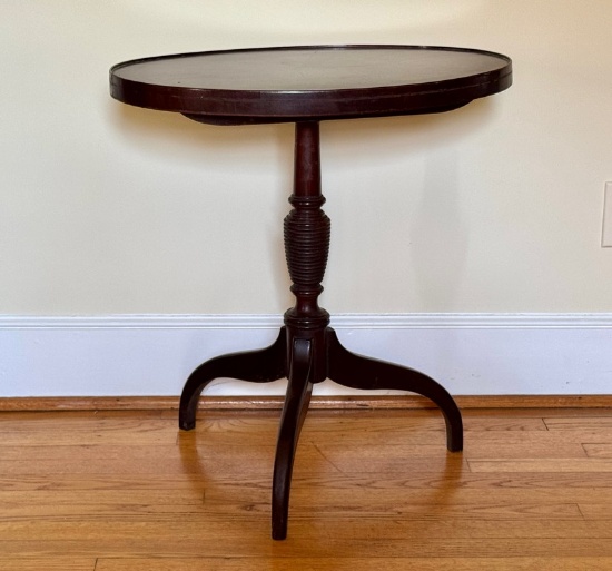 Hepplewhite Mahogany Oval Tilt Top Side Table