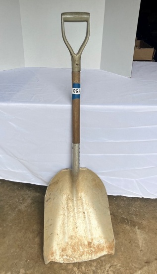 Flat End Barn Shovel