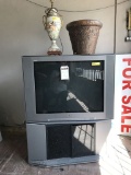 Sony Trinitron tv on stand, vase and lamp