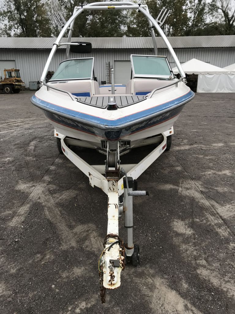 1993 MasterCraft Maristar 225 white/blue ski | Proxibid