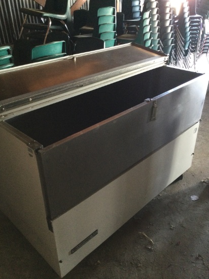 Beverage air rolling refrigerator