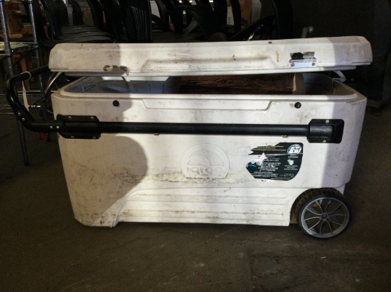 Igloo Cooler with Drag Handle