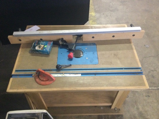 Short Router Table with Hitachi Route, no wheels