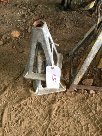 2 light duty support stands