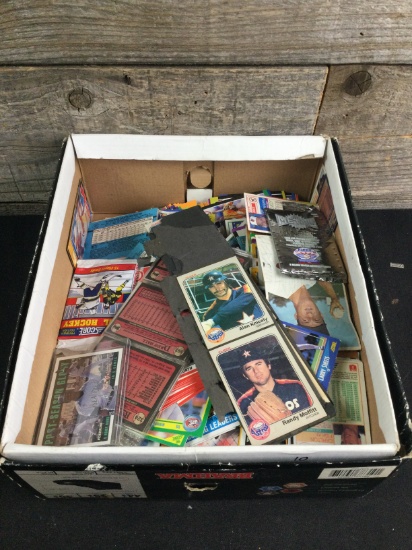 Shoebox of loose mixed sportsball cards
