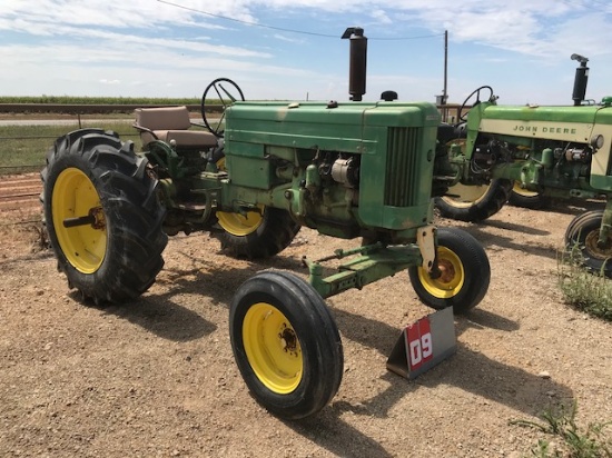 LARGE ANTIQUE TRACTOR AND VEHICLE AUCTION