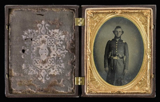 CIVIL WAR TINTYPE OF TRIPLE ARMED UNION OFFICER.