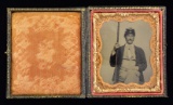 CIVIL WAR TINTYPE OF AN INFANTRY SOLDIER.