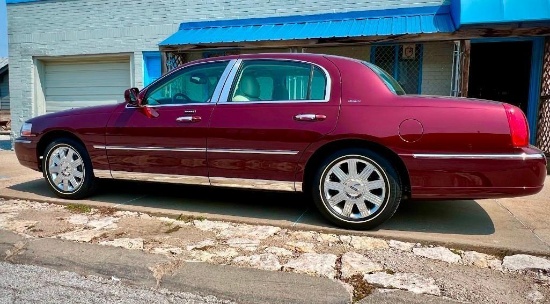 2004 LINCOLN TOWN CAR ULTIMATE * LOW LOW MILES 8,800*