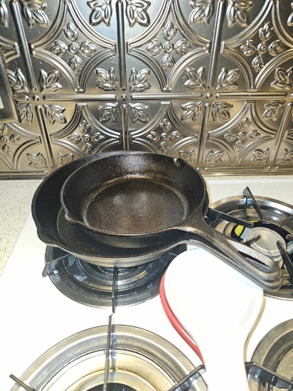 Cast Iron Skillets & Spoon Rest
