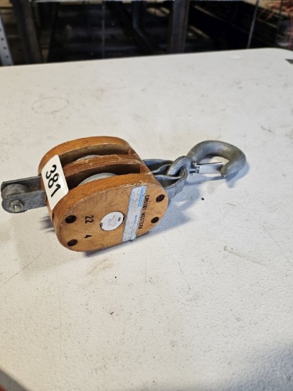Crosby Western 4" Wood Latch Pully