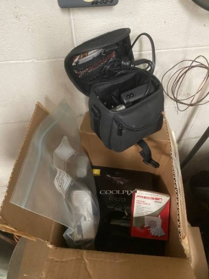Nikon Coolpix S570 Camera Kit