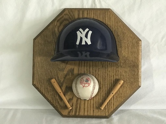NEW YORK YANKEES Wall Plaque DIsplay.