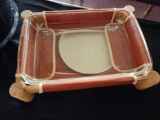 Baking dish in canvas and wood holder