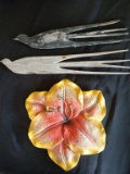 2 wood dove carvings & a hibiscus ceramic decor