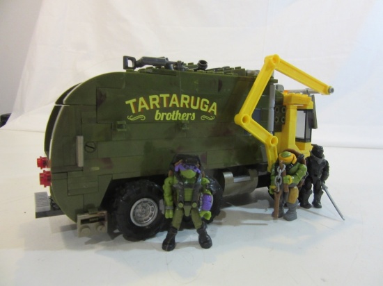 2 Teenage Mutant Ninja Turtles w/ Battle Truck