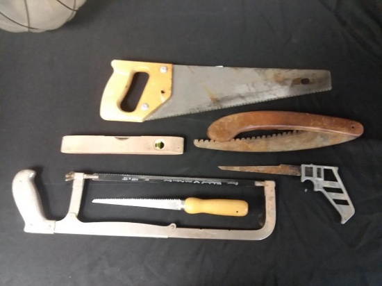 Lot of 5 Vintage Saws and a Vintage Wooden Level