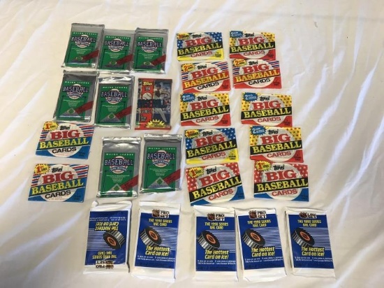Lot of 25 un-open Baseball Sports Cards Packs