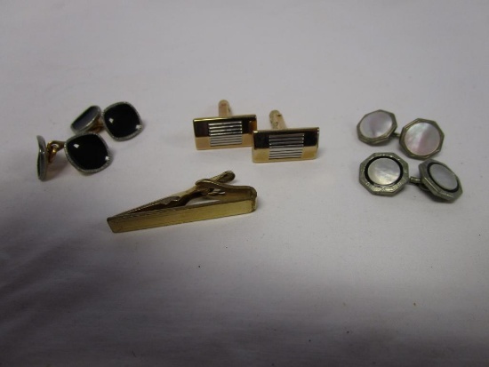 Lot of 3 cuff links and a tie bar