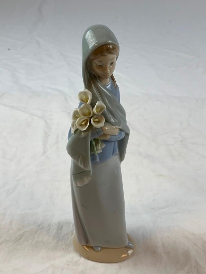 Lladro Girl With Calla Lillies Porcelain Figurine