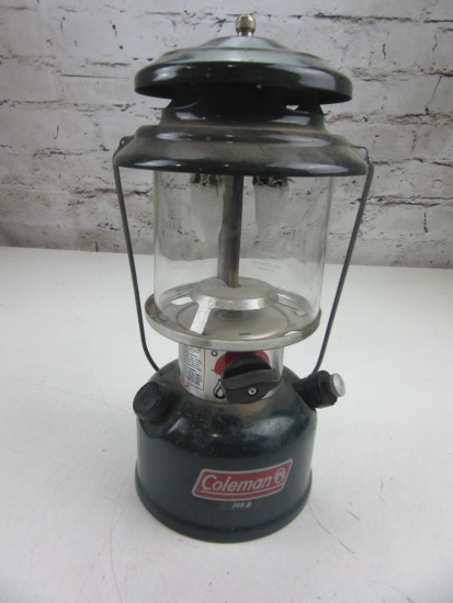 COLEMAN Model 228 Green Kerosene Lamp 12" Tall