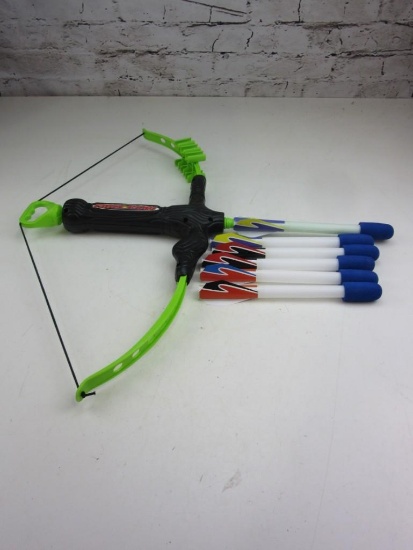 FAUX BOW with 7 Foam Tip Arrows 30"x24"