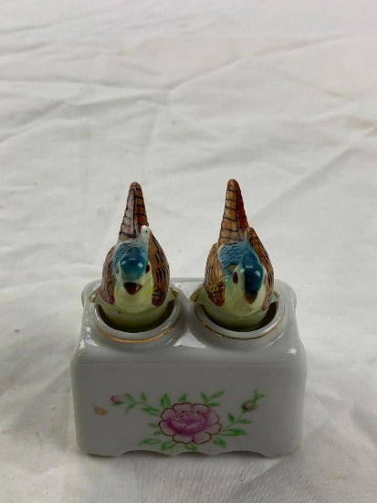 Vintage Birds Pecking Salt and Pepper Shakers Ceramic