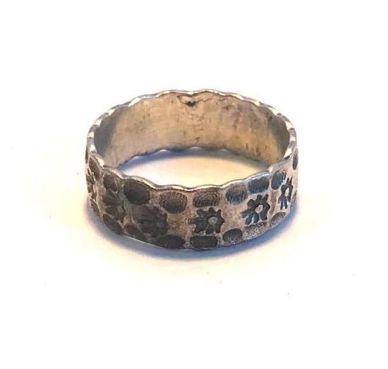 Sterling Silver 925 Ring with Carved Designs Around the Outside Size 8 | 3.43 grams