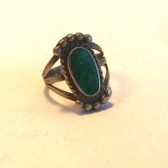 Sterling Silver Ring with Green Center Stone Size 7 | 5.25 grams