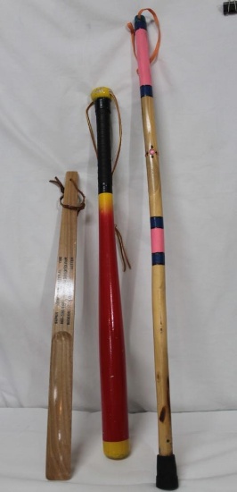 Lot of long shoe horn?33in decorative walking stick- home protection wombat with leather wrist cinch