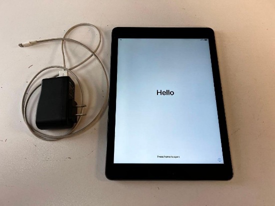 Apple iPad Air A1474 1st Gen 9.7" 16GB Wi-Fi with charger