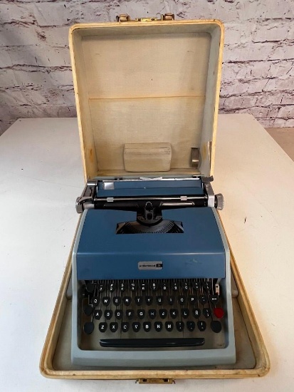 Vintage 1967 Olivetti Underwood 21 Typewriter with case