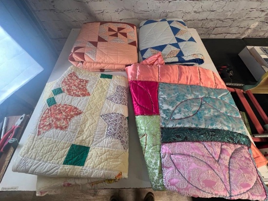 Lot of 4 vintage quilting Blankets