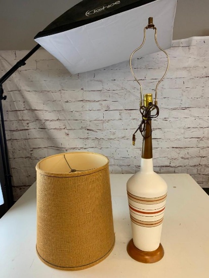 Mid-Century Lamp With Shade