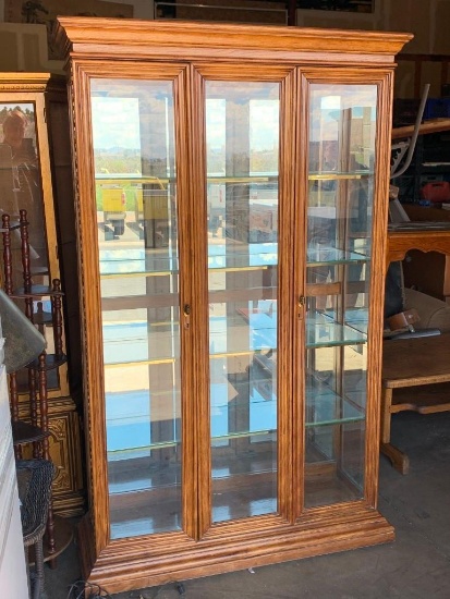 Large Curro Cabinet with 4 glass shelves, Light and key