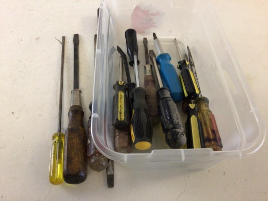 Lot of screwdrivers including Phillips, Flat Head and one Pry Screwdriver