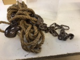 Rope and pulley system, includes two pulleys, lock and chain.