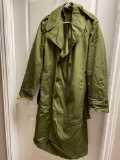 Military issue green men's lined overcoat with belt Sz. Medium Long